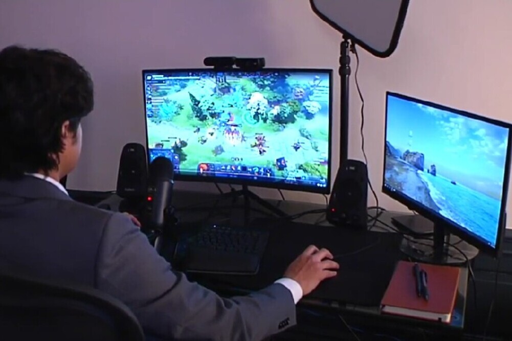 Мужчина играет за компьютером