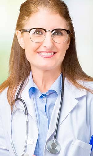 женщина врач в очках и белом халате