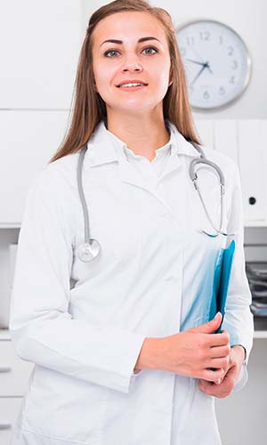 женщина врач в белом халате со снимками в руках